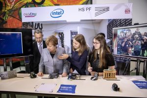 Girls' Day 2019: Schülerinnen zeigen Angela Merkel eine Station im Parcours