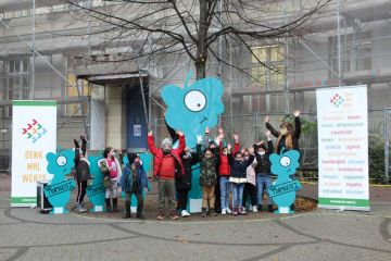 Der Alien Denk-Mal-Wert Teamgeist auf dem Schulhof in der Wedding-Grundschule