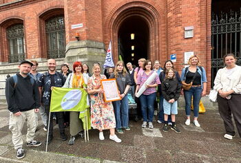 Nach der Übergabe an der Poststelle Gruppenbild
