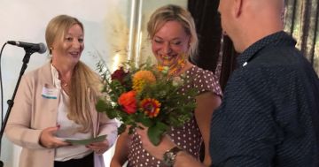 Bereichsleiter SBS Sascha Mase überreicht der Schulleiterin Marion Engel einen Blumenstrauß
