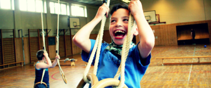 Schulsozialarbeit an der Charlotte-Pfeffer-Schule, Berlin Mitte, Grundschule und Schule der Sekundarstufe I und II mit dem sonderpädagogischen Förderschwerpunkt "Geistige Entwicklung", lachender Junge Schulsozialarbeit an der Charlotte-Pfeffer-Schule, Berlin Mitte, Grundschule und Schule der Sekundarstufe I und II mit dem sonderpädagogischen Förderschwerpunkt "Geistige Entwicklung", lachender Junge
