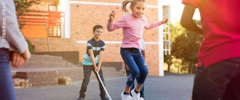 Schulsozialarbeit an der Steinwald-Schule, Förderzentrum mit dem Schwerpunkt „geistige Entwicklung“, Berlin Marienfelde, seilhüpfende Kinder Schulsozialarbeit an der Steinwald-Schule, Förderzentrum mit dem Schwerpunkt „geistige Entwicklung“, Berlin Marienfelde, seilhüpfende Kinder