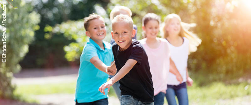 Schulbezogene Sozialarbeit an der Herman-Nohl-Grundschule, Berlin Britz im Bezirk Neukölln, Hand in Hand laufende fröhliche Kindergruppe (Kopie) Schulbezogene Sozialarbeit an der Herman-Nohl-Grundschule, Berlin Britz im Bezirk Neukölln, Hand in Hand laufende fröhliche Kindergruppe